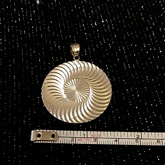 Optical Illusion Pendant - Picture 5 of 7